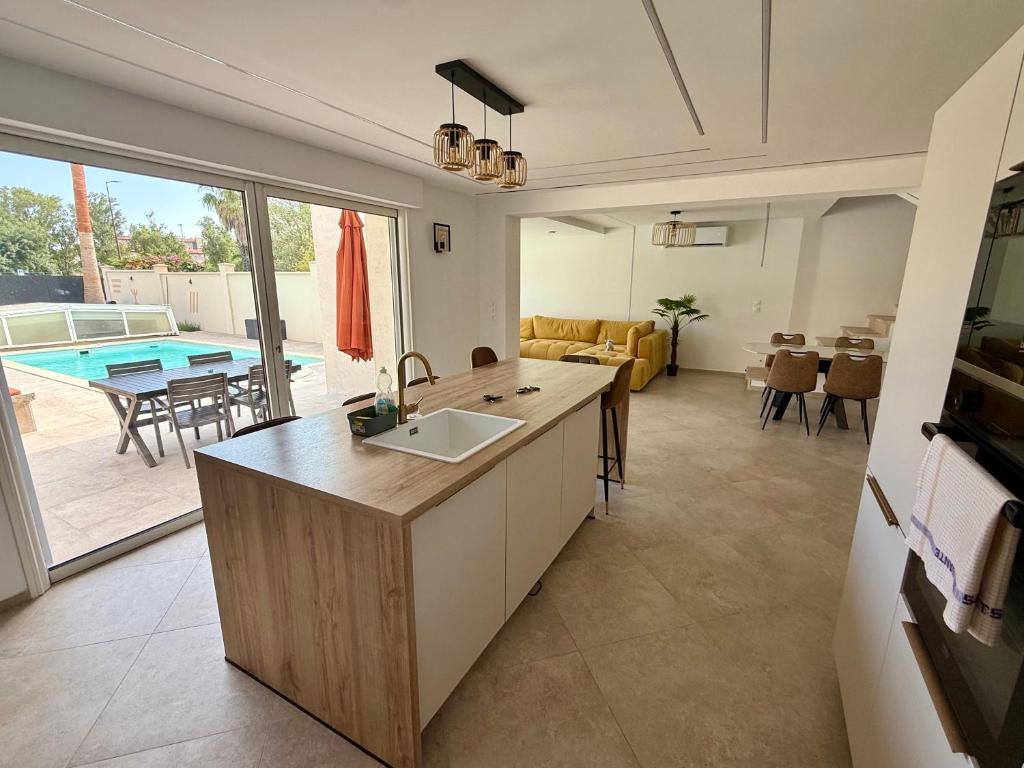 Magnifique villa moderne Piscine privée, À 900m de la mer, 8 couchages, 4 chambres, 2SDB, 2wc, Parking - 5