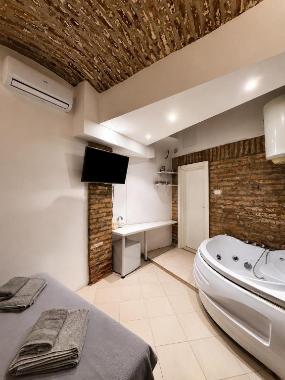 Rustic Jacuzzi apartment - 3