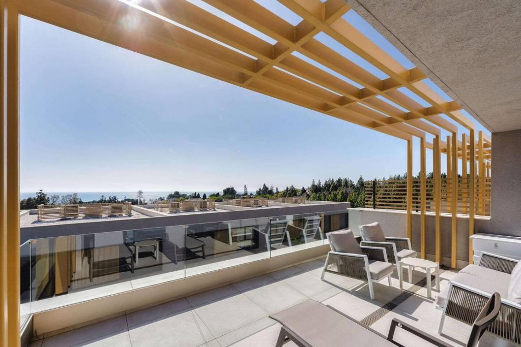 Luxury Family Apartment with 4 Bedrooms Pool and Stunning Views - 2