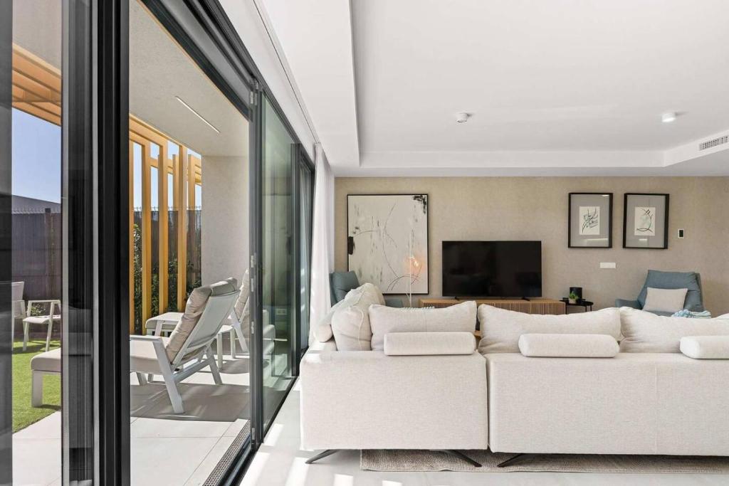 Luxury Family Apartment with 4 Bedrooms Pool and Stunning Views - 4