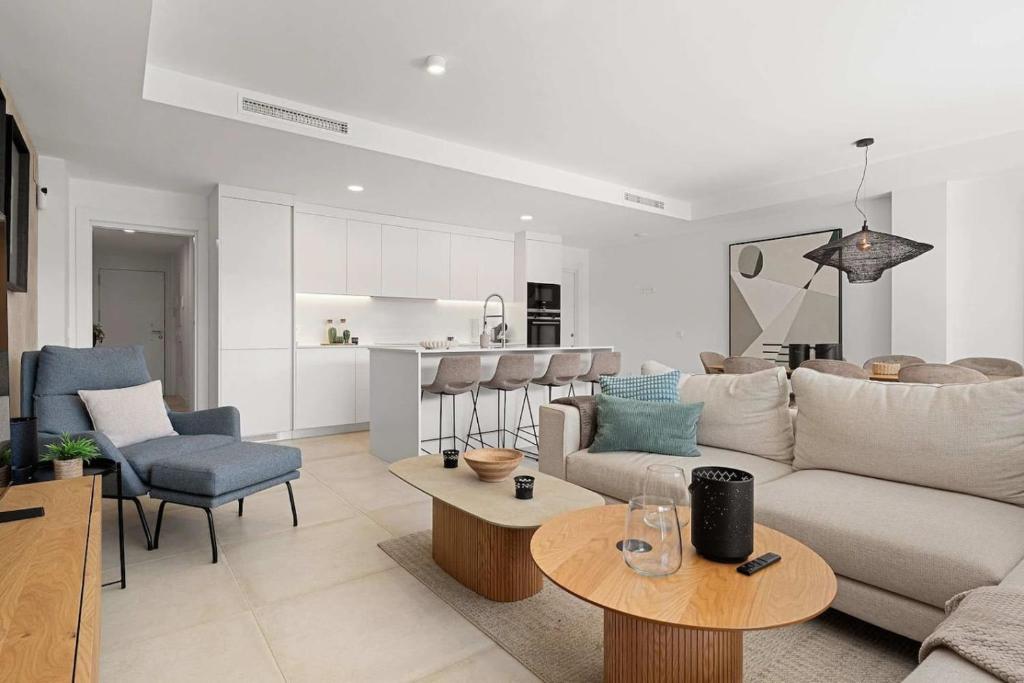 Luxury Family Apartment with 4 Bedrooms Pool and Stunning Views - 5