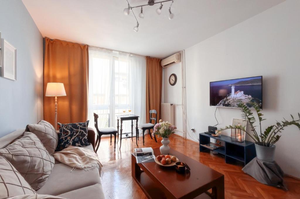 Vintage charm by Republic Square - French balcony - 3
