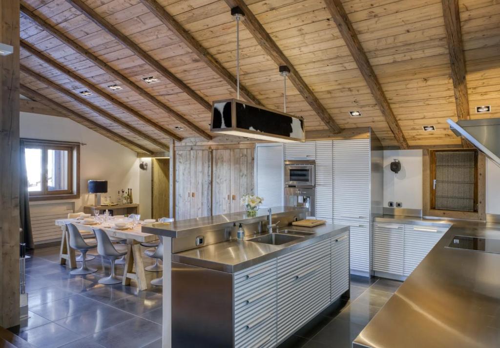 Generous Chalet In Courchevel - 3