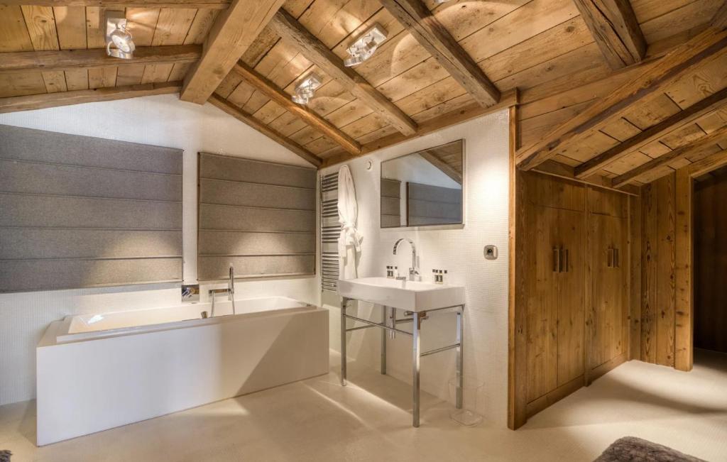 Generous Chalet In Courchevel - 5