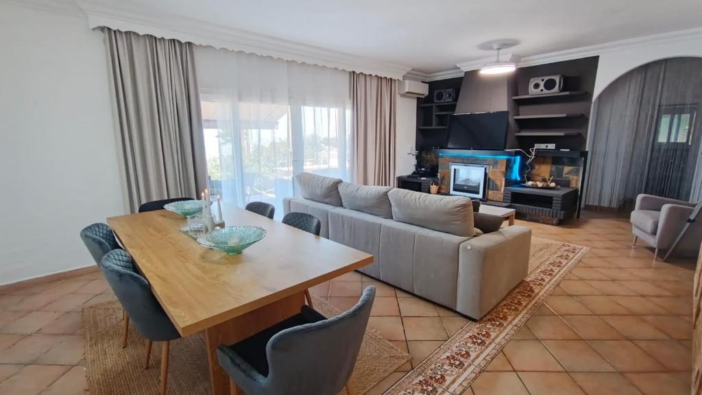 House - Sleeps 8 - Hot Tub - Beach Access - 3
