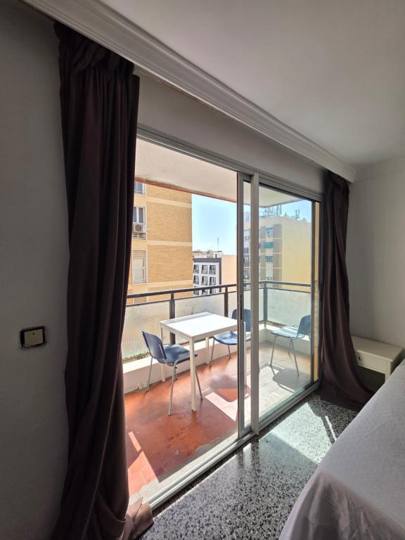 HABITACIÓN PRIVADA SUPER GRANDE CON BALCON GRANDE EN EL CENTRO DE MALAGA LA MEJOR ZONA JUSTO ENFRENTE DELA ESTACION DE TREN a - 5