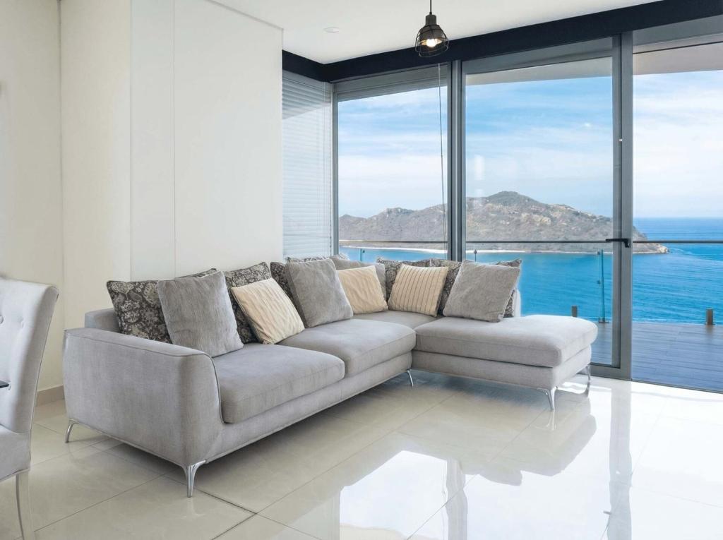 Luxury condo with balcony and front ocean view - CM806 - 3