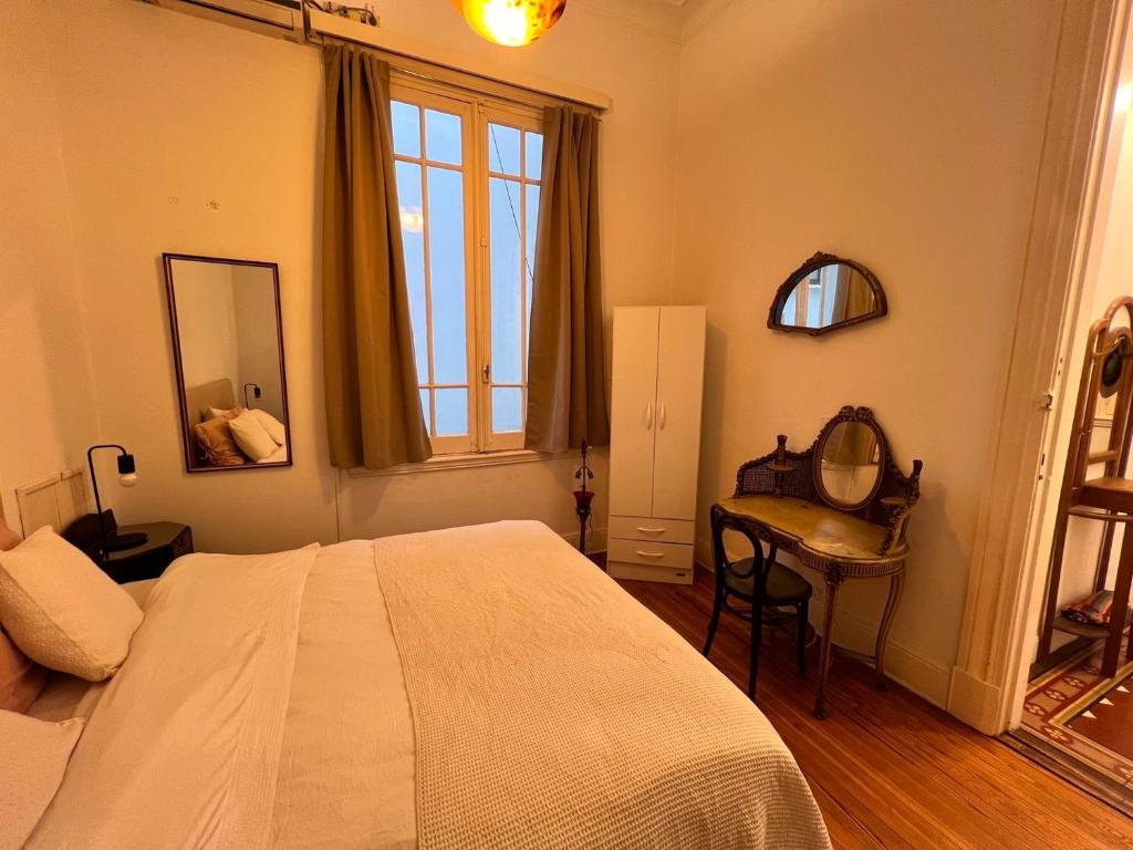 Spacious Palacio Vera Apt for 5 | Av de Mayo - 2