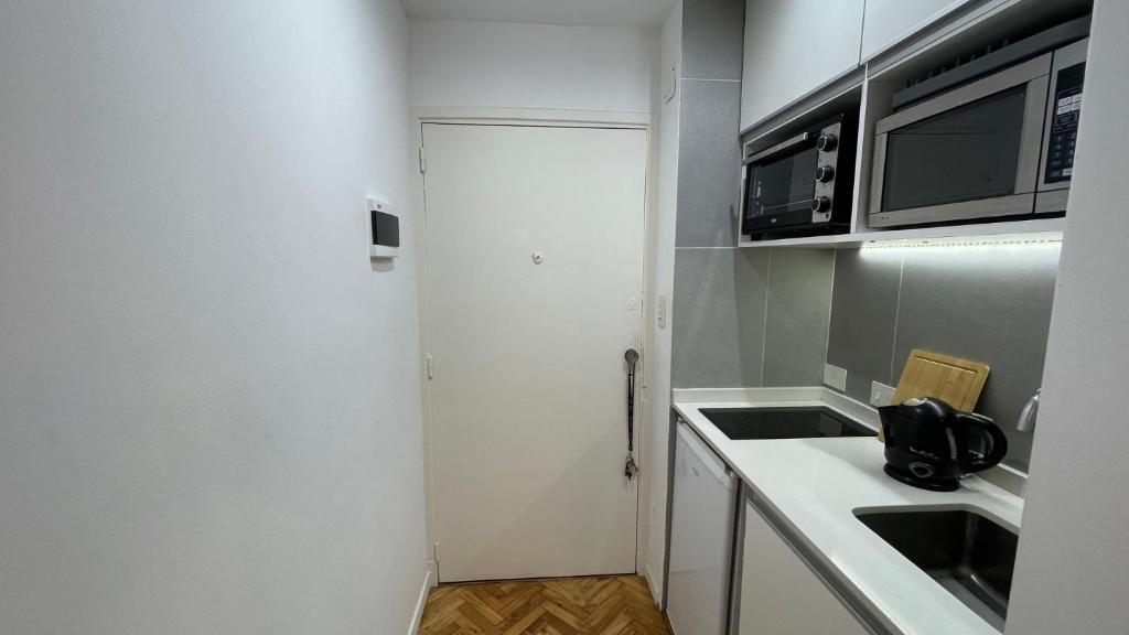 Cozy High-Floor Apt near Obelisk & Theaters - 5
