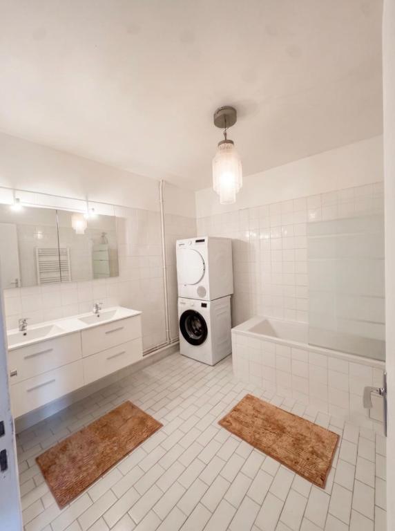 Eiffel Tower - Elegant 2 BR - 3