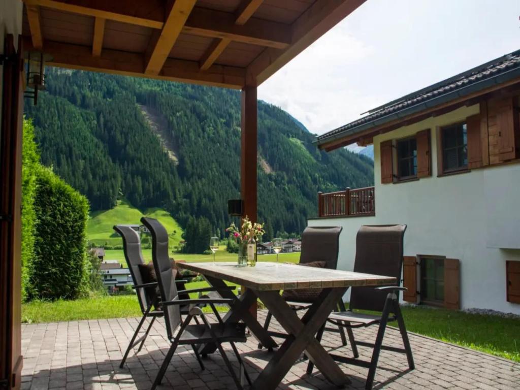 Elegant Alpine Chalet for 10 Guests - 3