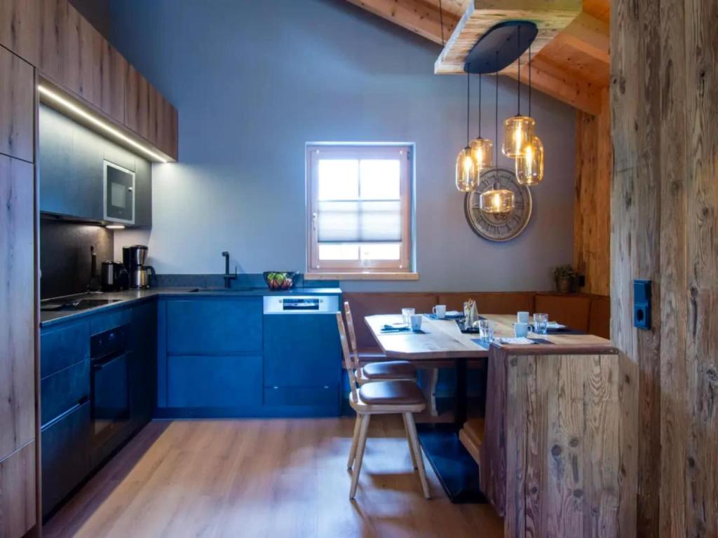 Elegant Alpine Chalet for 10 Guests - 4