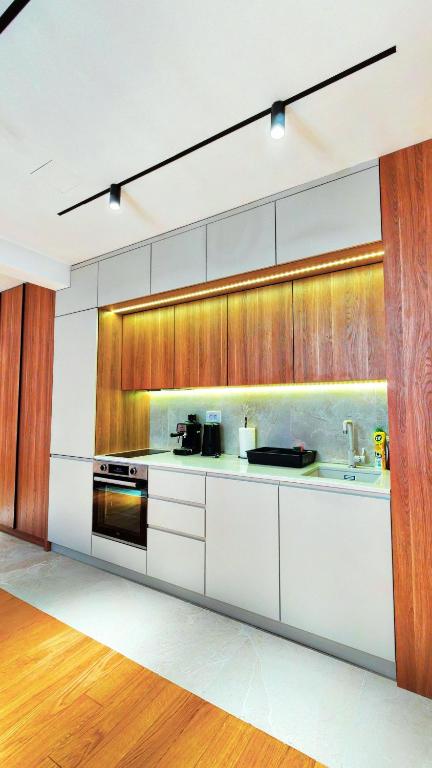 Royal Garden Luxury Spa Apartment with Sauna and Jacuzzi - 3
