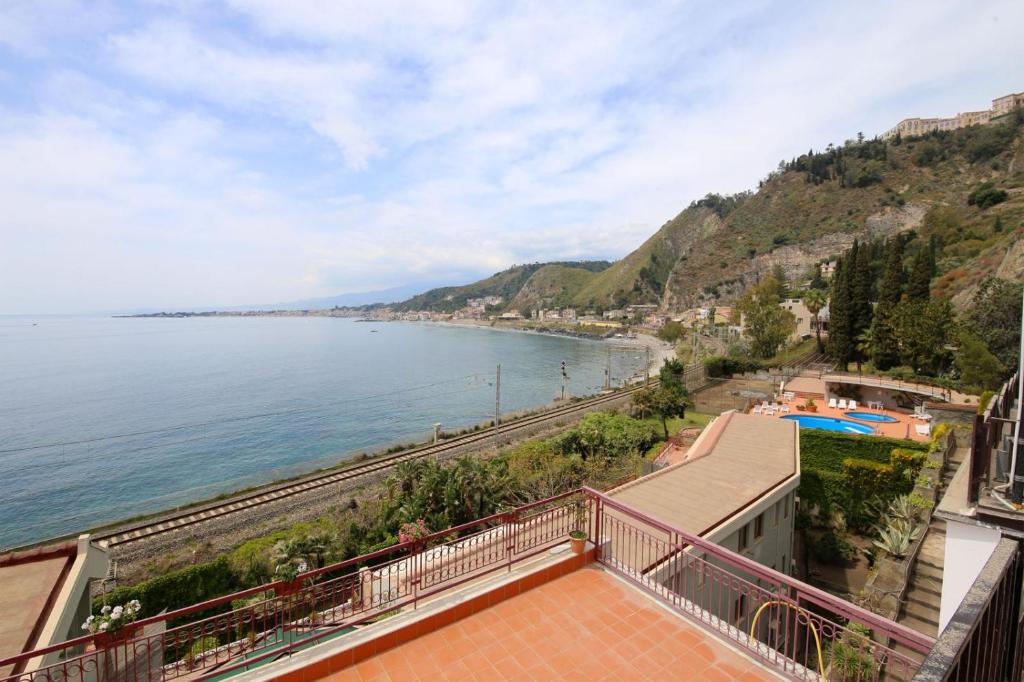 Taormina Seapool Free Parking - 2