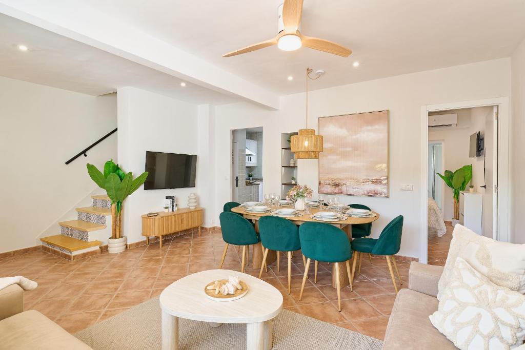 Seaside Townhouse La Cala de Mijas, 4 Bedrooms, 4 Bathrooms, Sleeps 8, Terrace, BBQ, WiFi - 4
