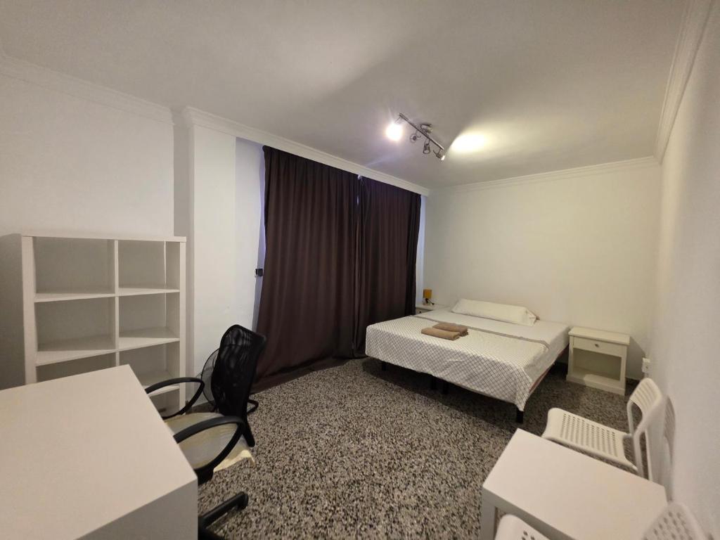 HABITACIÓN PRIVADA SUPER GRANDE CON BALCON GRANDE EN EL CENTRO DE MALAGA LA MEJOR ZONA JUSTO ENFRENTE DELA ESTACION DE TREN a - 1