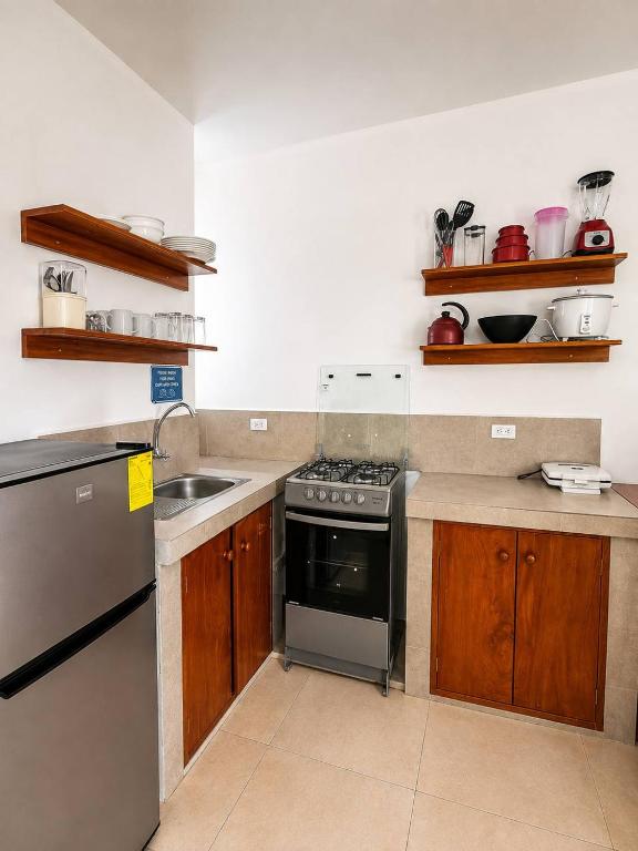 Ocean View Apartment with Private Balcony Near the Beach - 4