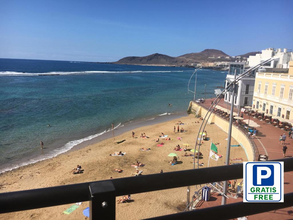 En plena playa de Las Canteras - 1
