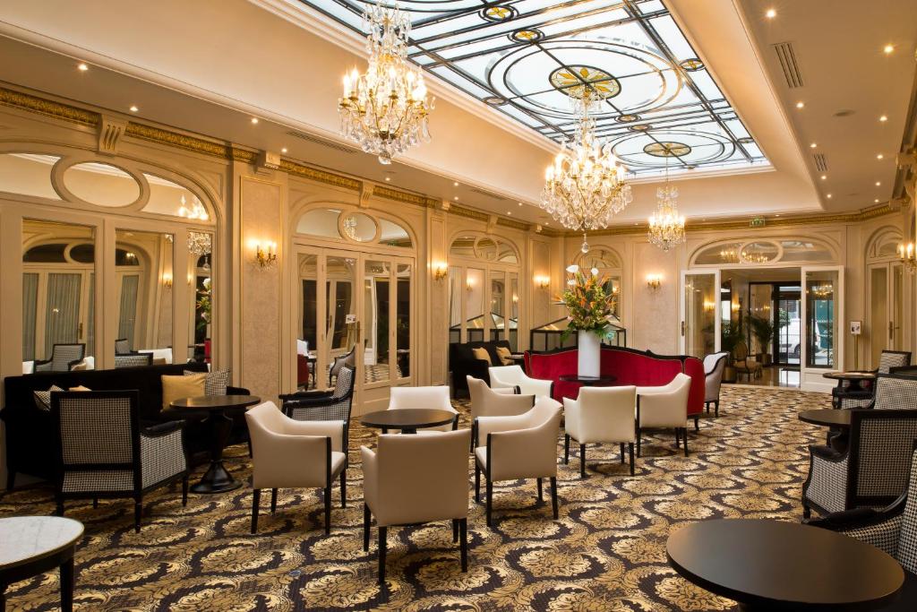 Shared lounge/TV area, Hotel Saint Petersbourg Opera & Spa in Paris