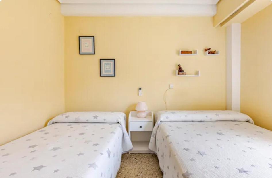 Alquilo habitación doble con aire acondicionado, nevera y baño privado, con Anfitriona en la vivienda - 1