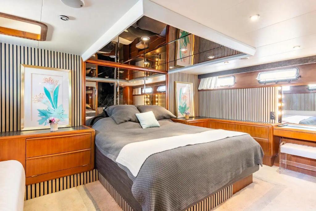 Live on a luxury 65ft yacht in Duquesa- Estapona - 4