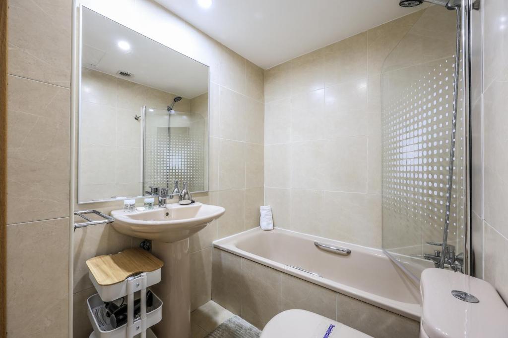 Amazing Stay in Madrid with Pool & Parking - 4