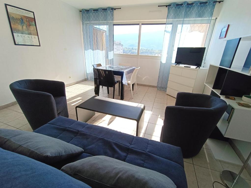 Résidence Saint Christophe - Logement traversant, agréable et lumineux à 2 pas de la cure ! MAE-7244 - 1