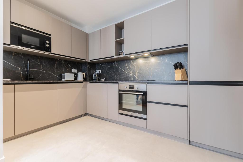 Luxury 3-bedroom apartment in hyper centre air con lift - 4