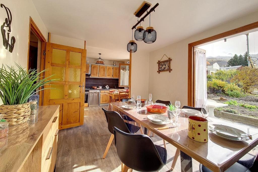 Résidence Saint Marcel - Chalet familial · Centre village de St Marcel · Terrasse ouest MAE-2924 - 1