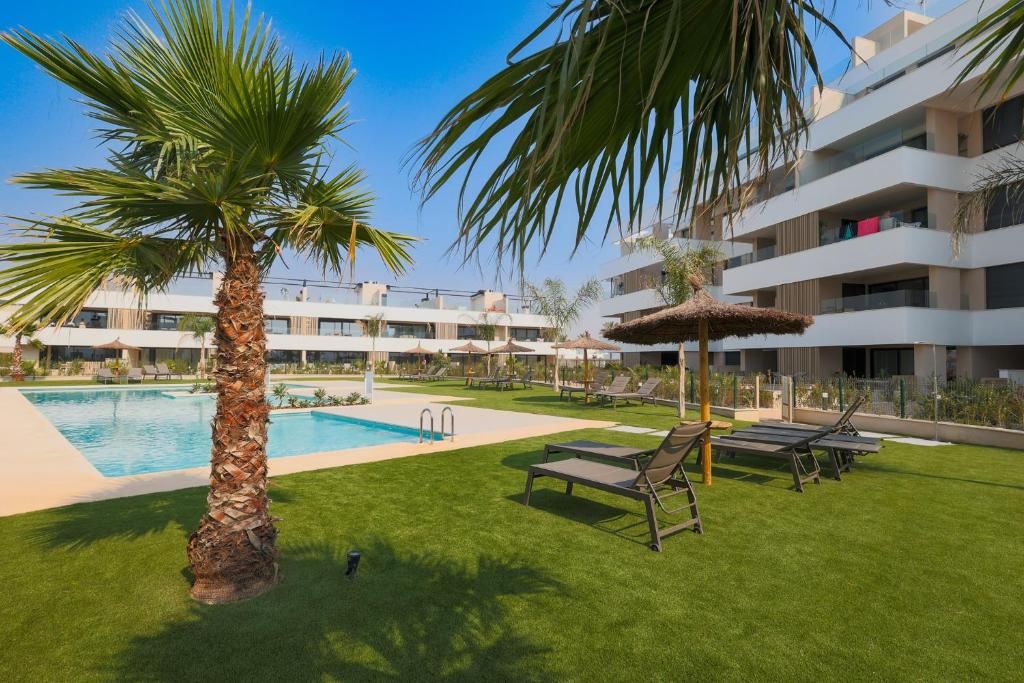 Luxury 3BR Bungalow with Lagoon & Pool Access - 2