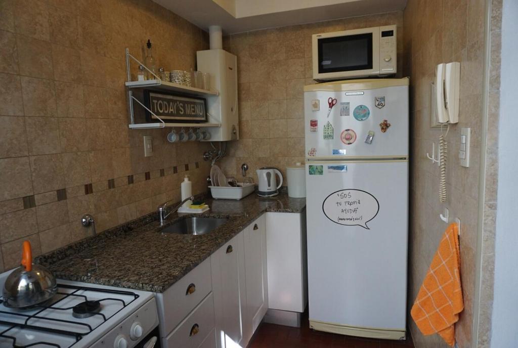 Cozy downtown apartment with a traveler's style - 2