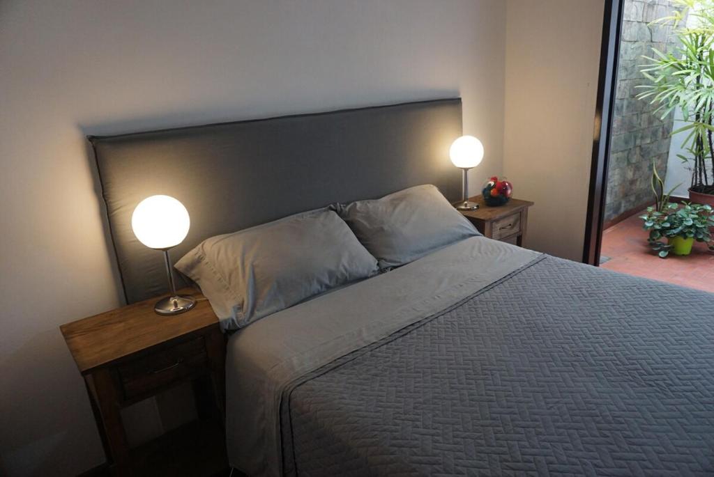 Cozy downtown apartment with a traveler's style - 3