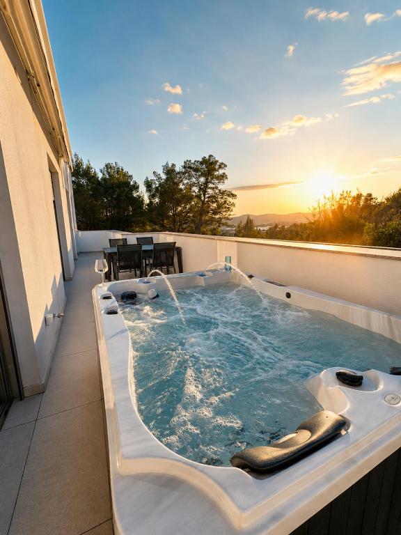 Luxury Airport Residence - Private Jacuzzi&Terrace - 2