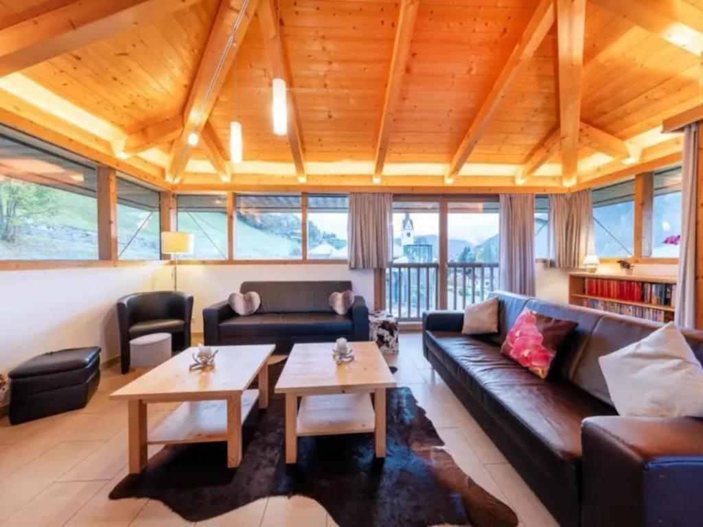 Spacious Stay with Mountain View - 2