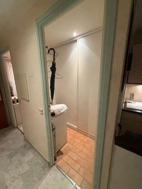 Grand studio climatisé avec place privative - 5