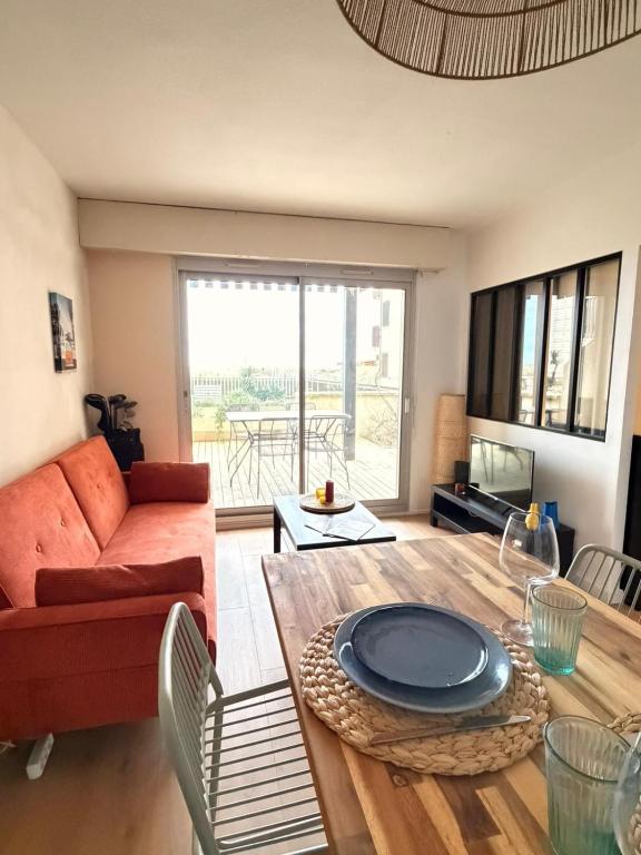 Apartment with terrace facing the sea - 2