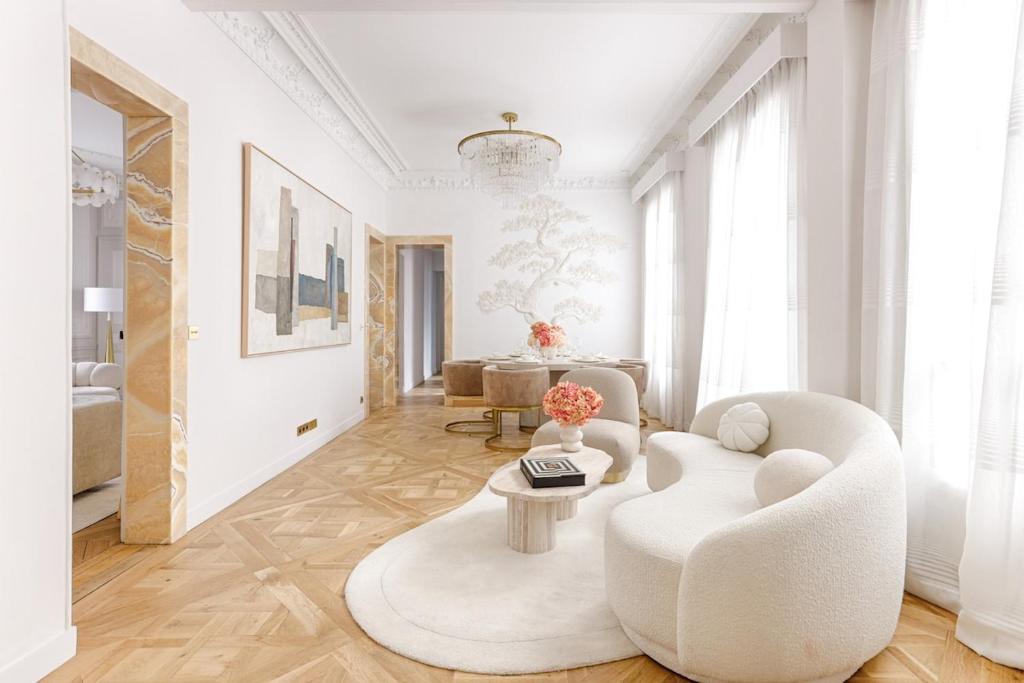 Stunning Parisian Apartment on Champs-Élysées - 3