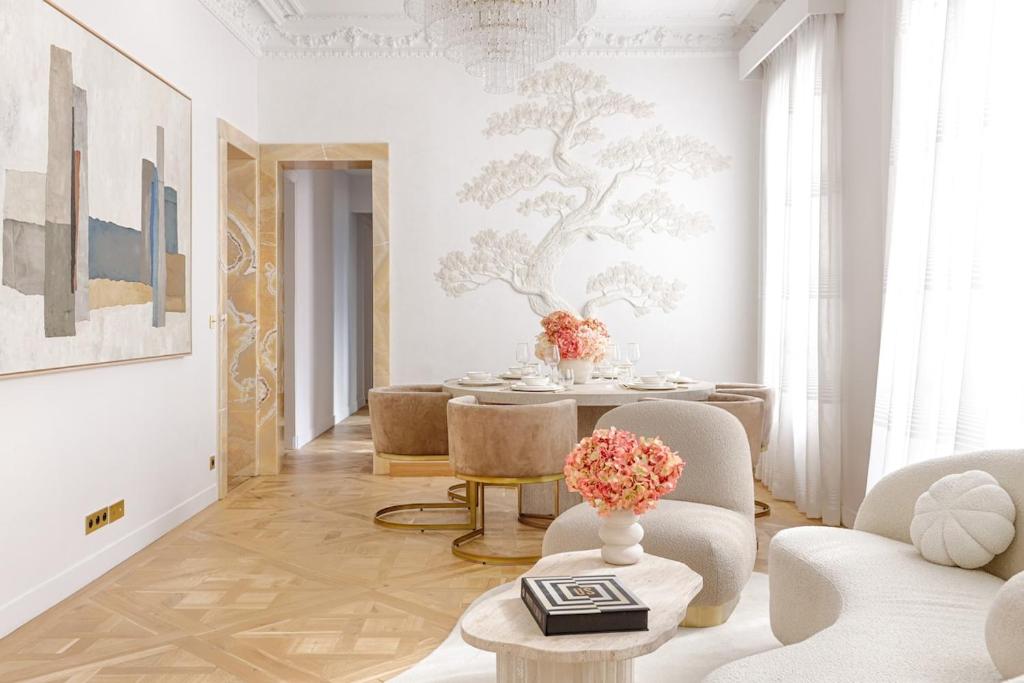 Stunning Parisian Apartment on Champs-Élysées - 5
