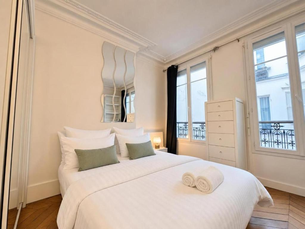 Paris 4 1BR Apartment Near Notre-Dame with Netflix - 2