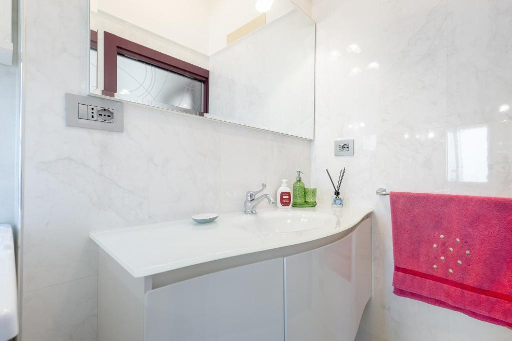Top Floor Apartment - Balcony Views - King Bed - AC - 4