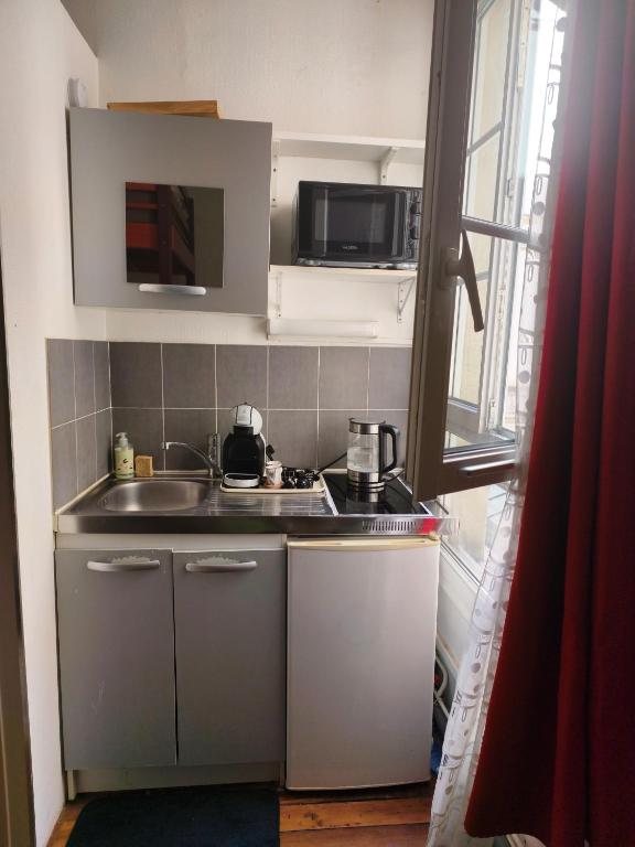 cosy studio next to Louvre - 2