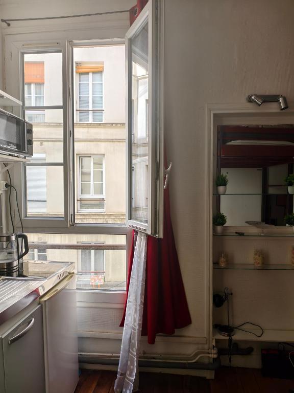 cosy studio next to Louvre - 3