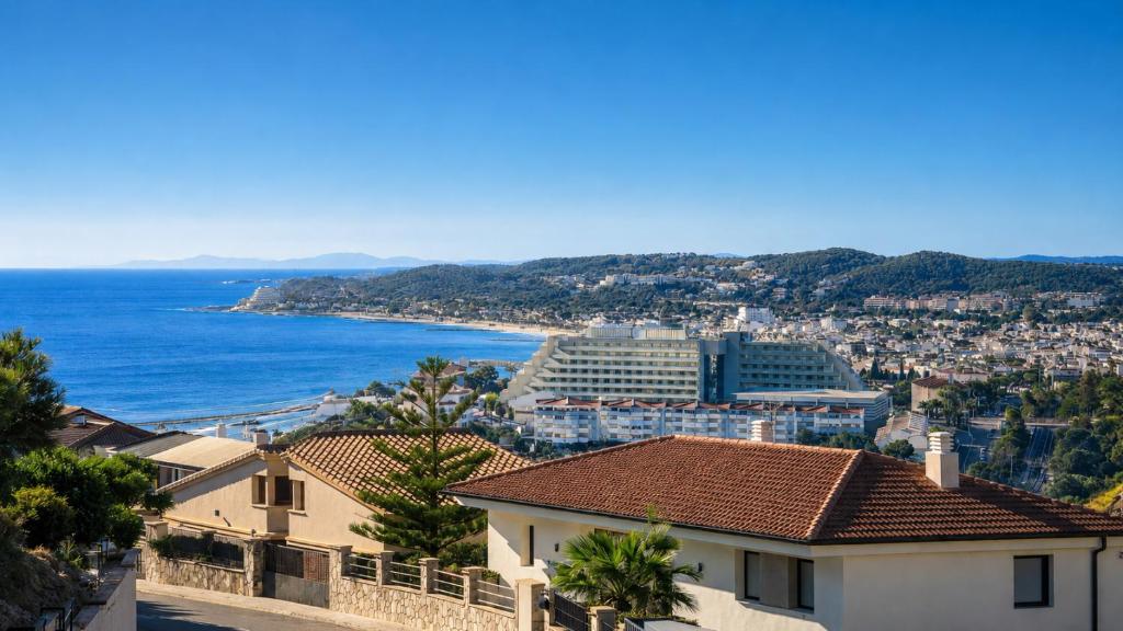 Spacious Duplex in Sitges with Sea Views, Terrace & Free Parking Area - 1