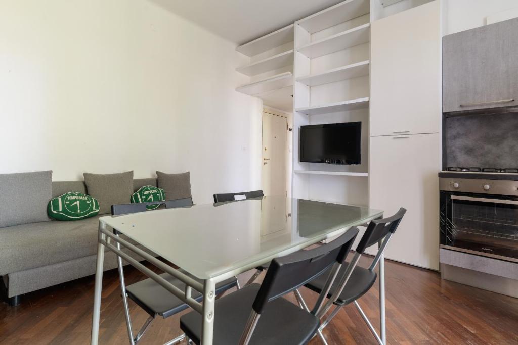 GuestHost - Cozy Balcony Flat X3 Argonne MM4 - 1