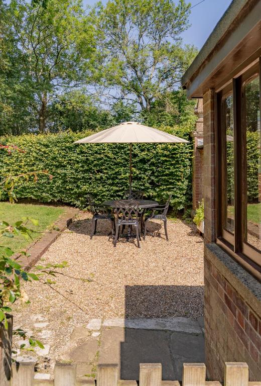 Historic 2 bed gatehouse in private parkland photo 5