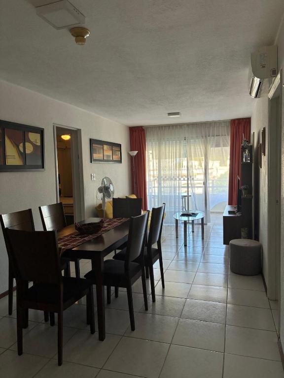 Lindo Apartamento en Punta del Este, ideal para 1 a 3 personas, terraza, parrillero propio y cochera - 1
