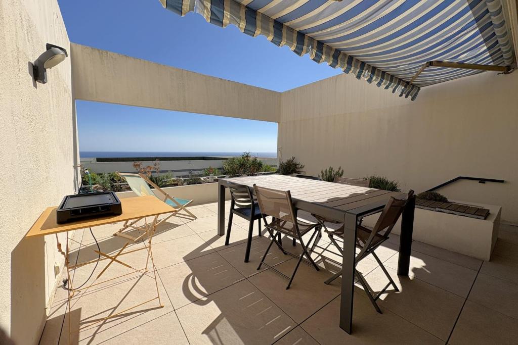 Apartment with sea view terrace and swimming pool - 1