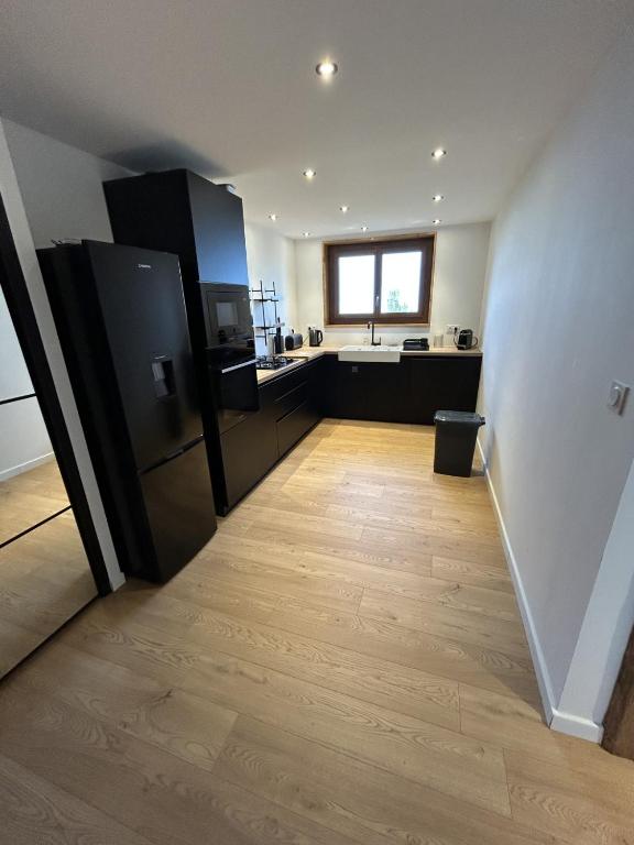 Appartement moderne et spacieux avec poêle à bois et balcon - 2