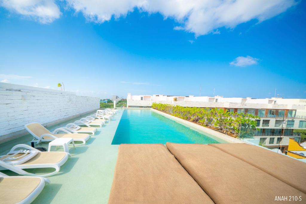 Central 2BR I Rooftop Pool - Walk to 5th - 1