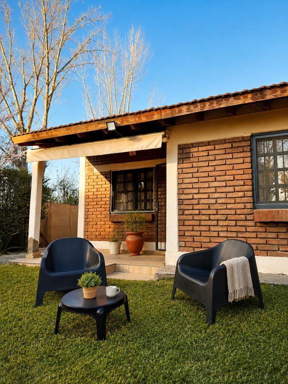 Casa mendocina con gran jardín y parrilla - 1